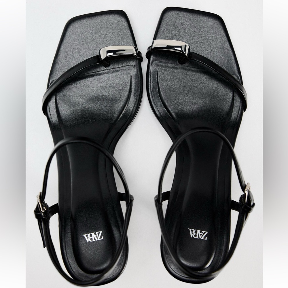ZARA LOW HEEL BLACK SANDAL FAUX TOE RING SILVER 2” HEEL